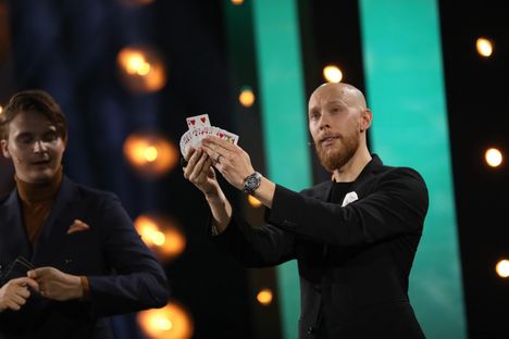 Taikuuden ammattilainen Joni Pakanen esiintyy Promenadisalissa yhdessä muiden Maagikot-ryhmän jäsenten kanssa sunnuntaina 18. tammikuuta. Kuva Pakasen esiintymisestä vuoden 2018 Putouksessa.