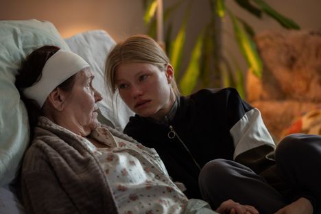 Riitta Havukainen näyttelee Annan (Roosa Söderholm) Lilja-äitiä.