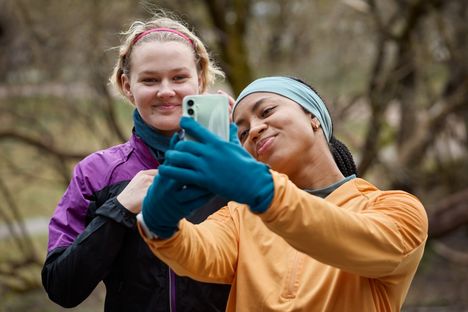 Maajoukkueeseen nousee nuori lahjakkuus Julia (Reetta Ylä-Rautio, vas.), joka ystävystyy Helmin (Edit Williams) kanssa.