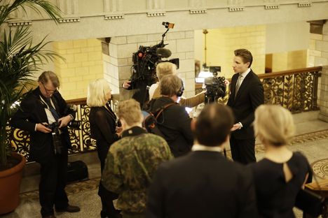 Antti Häkkänen antoi haastatteluja ennen puolustusministerin uudenvuoden vastaanottoa Helsingin Säätytalossa.