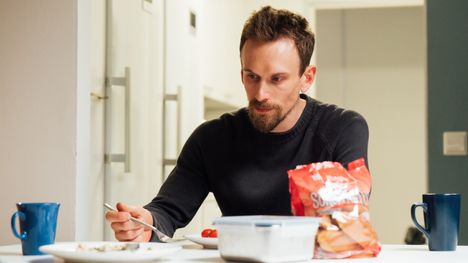 Kauden nimihahmo Joni (Miro Lopperi) jätetään sarjan alussa tarkoituksella arvoitukseksi.