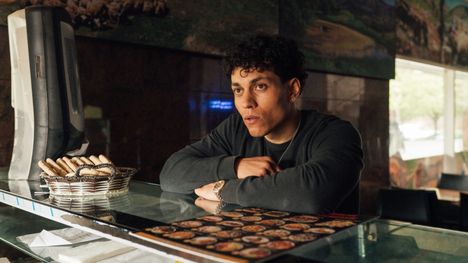 Alex (Jasir Osman) yrittää jarrutella katujengien välistä koston kierrettä.