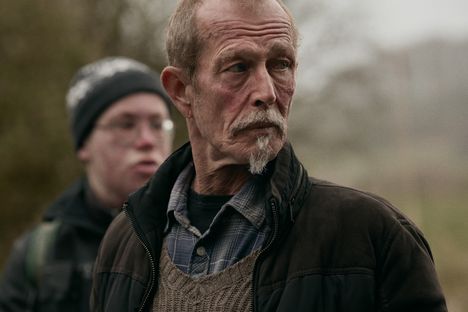 Elis (Peter Gantman) on kylän mahtimies, jolla on valtaa kaikkeen.