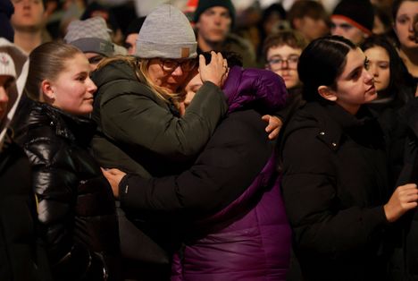 Ihmiset syleilivät toisiaan Le Constellation -baarin edustalla uudenvuodenpäivänä.