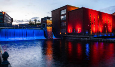 Tampere muistaa Pate Mustajärveä: Tammerkosken maisemaan heijastetaan muusikon kuva | Pirkanmaa