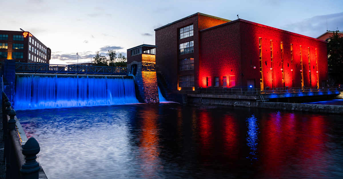 Tampere muistaa Pate Mustajärveä: Tammerkosken maisemaan heijastetaan muusikon kuva | Pirkanmaa