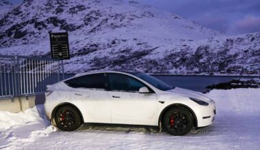 Norjalaiset suosivat sähköautoja, Tesla ostetuin viidettä vuotta peräkkäin | Uutisia lyhyesti