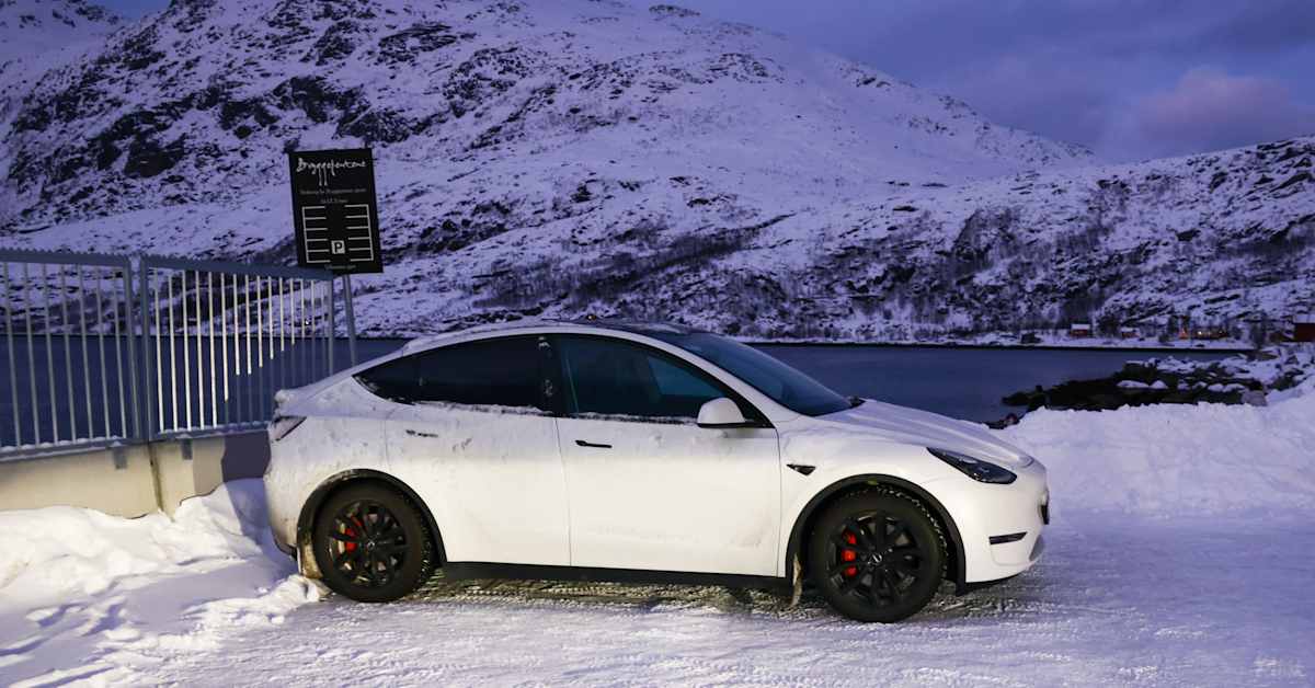 Norjalaiset suosivat sähköautoja, Tesla ostetuin viidettä vuotta peräkkäin | Uutisia lyhyesti