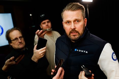 Leijonien päävalmentaja Antti Pennanen olympiajoukkueen julkistustilaisuudessa.