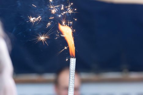 Sädesuihkukynttilöitä käytetään useissa Euroopan maissa esimerkiksi syntymäpäiväjuhlissa. Kuvan suihkukynttilä ei liity tapaukseen.