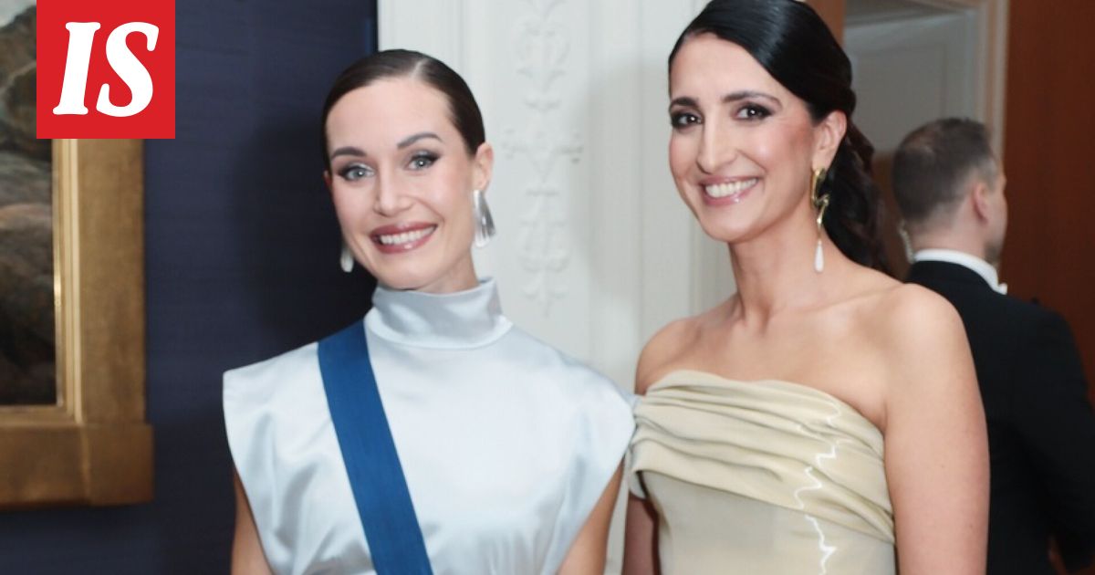 Kristiina Wheeler muistelee kulunutta vuotta – Sanna Marin ja Nasima Razmyar poseeraavat pöydällä