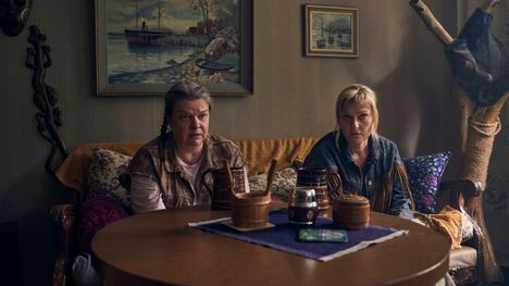 100 litraa sahtia -elokuvan pääosissa nähdään Elina Knihtilä (vas.) ja Pirjo Lonka.