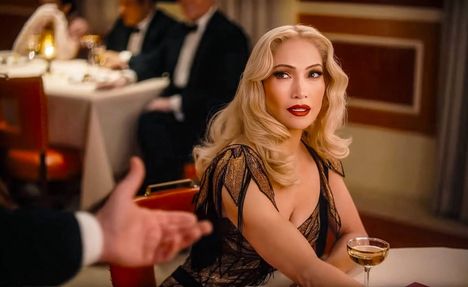 Uutuusmusikaalissa Hämähäkkinaisen suudelma Jennifer Lopez heittää itsensä täysillä likoon.