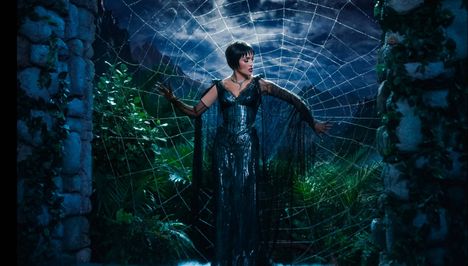 Hämähäkkinaisen suudelmassa Jennifer Lopez näyttelee kolmea roolia, tanssii ja laulaa.