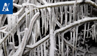 Kipakka pakkanen ja tuuli toivat jäätaiteen Näsijärven rantaan Tampereella – pakkasille ei näy loppua