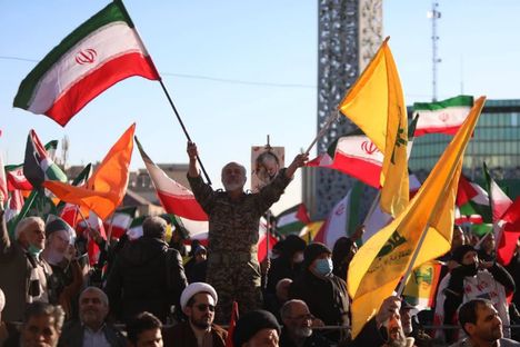 Hallitusta tukevat kannattajat kokoontuivat tiistaina mielenosoitukseen Teheranissa, samalla kun hallitusta vastustavat protestoivat heikkoa taloustilannetta vastaan