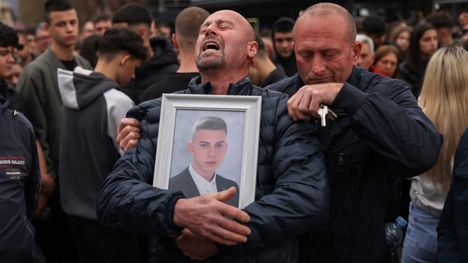 Kocanin yökerhopalossa menehtyneen vanhempi piteli kuvaa lapsestaan.