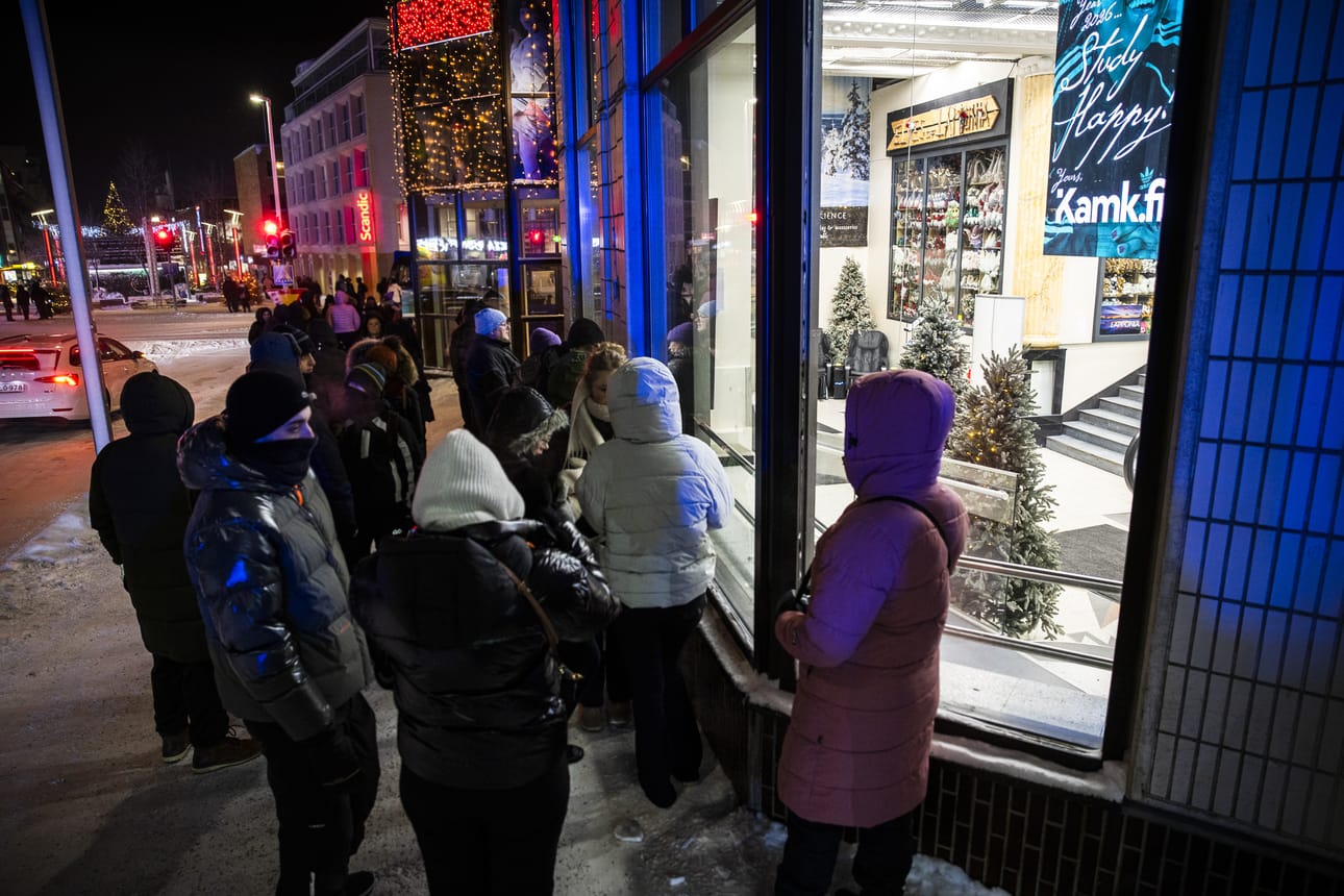 Ihmisiä seisoi Rinteenkulman ulkopuolella. Kauppakeskus oli palohälytyksen takia suljettuna kello 16–18.