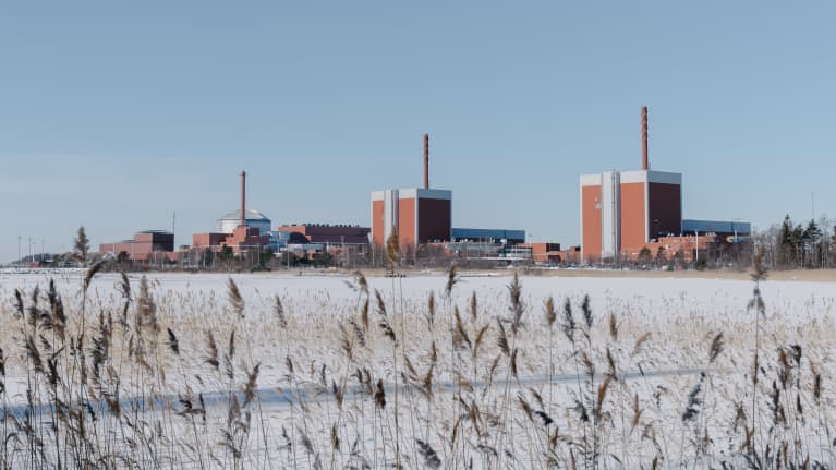 Olkiluodon ydivoimala-alue talvella.