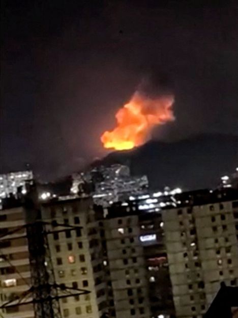 Silminnäkijä kuvasi räjähdyksiä kaupungin lähistöllä.