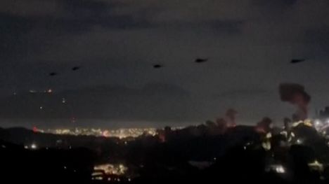 Videolla näkyi lukuisia helikoptereita lentämässä kaupungin yllä.