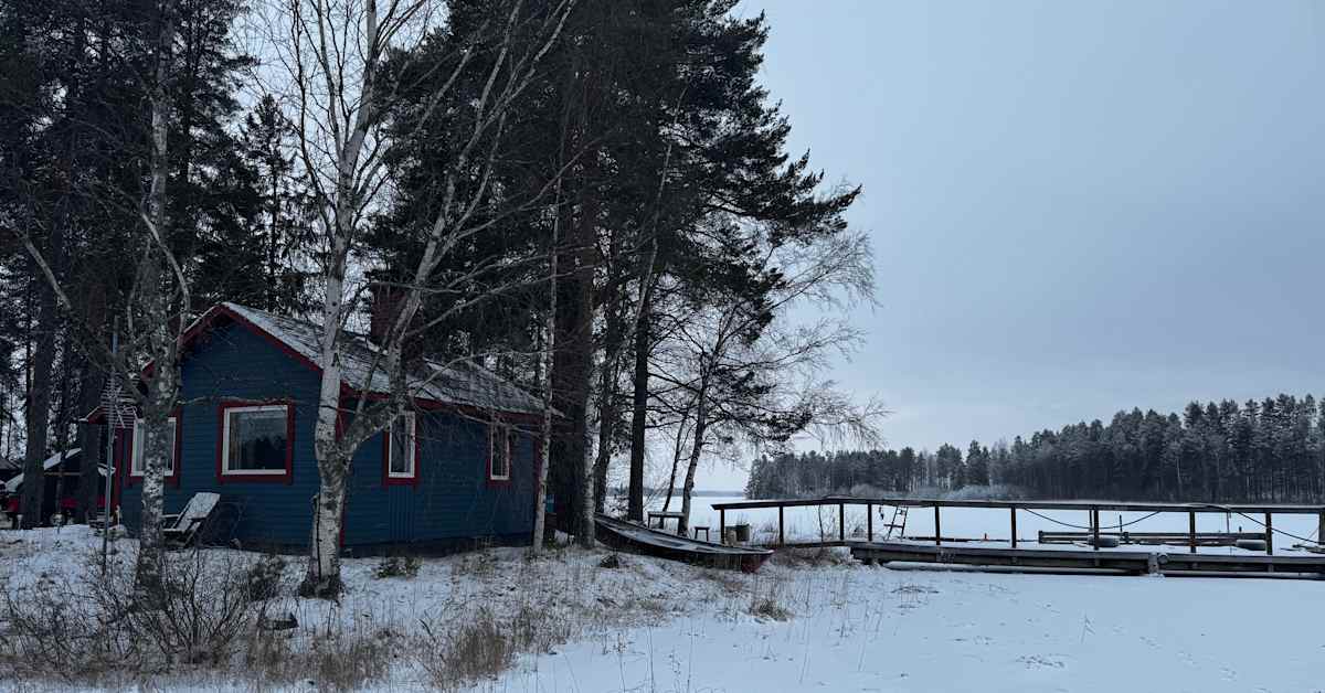 Seppo Svahn jo viikon ilman sähköjä Keuruun Kuoleman­saarilla – ”Toin potkukelkalla nestekaasu­lämmittimen” | Keski-Suomi