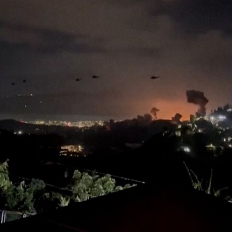 Helikoptereita Venezuelan pääkaupunki Caracasissa. Ruutukaappaus uutistoimisto Reutersin haltuunsa saamalta videolta.