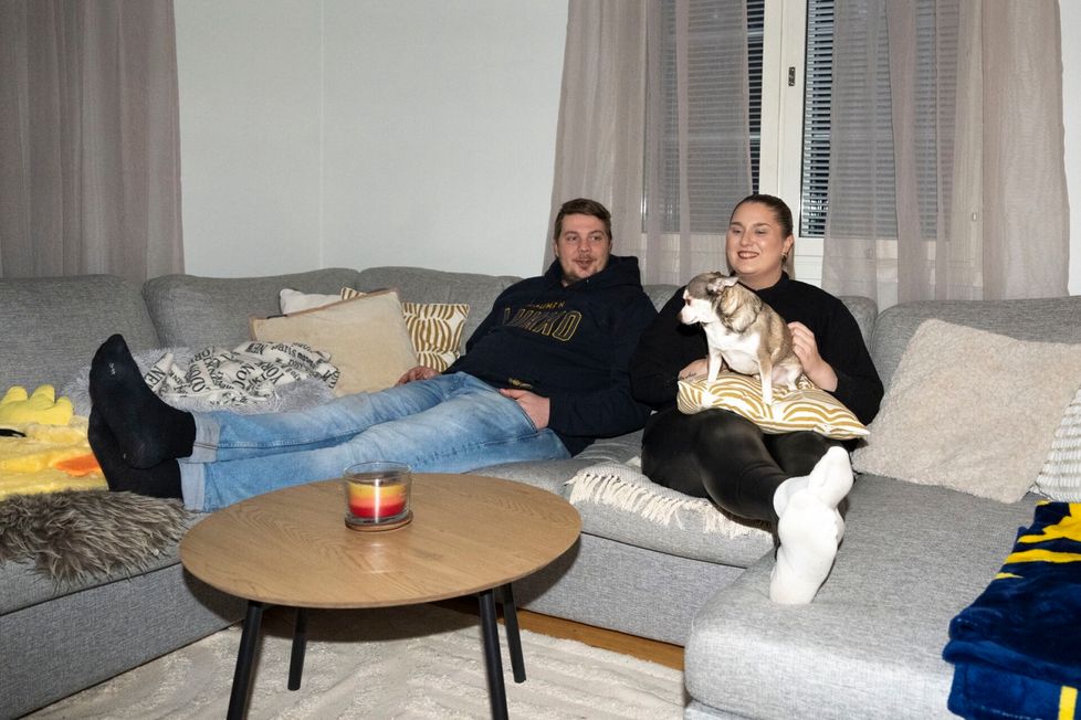 Sonja Salokivi ja Sami Piirainen ostivat joulun alla ensiasunnon Raumalta. Omakotitaloon muutti myös pariskunnan Elmo-koira.