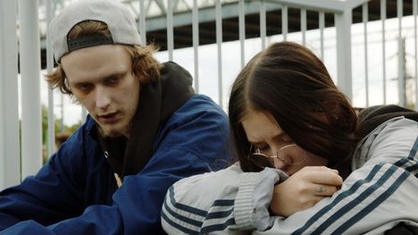 Jere on ollut asunnottomana koko aikuisikänsä. Alisa puolestaan on majaillut ystävien luona vaikeina aikoina. – Seksiä, huumeita, graffiteja ja alkoholia. V*tusti alkoholia, Alisa summaa hatkanuoren elämää.