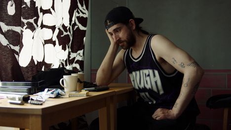 Tony odottaa sarjassa pääsyä korvaushoitoon, mutta ennen sitä pitäisi saada asunto. – Oon sisäistänyt sen, että oon niin syvällä, etten kykene enää itse lopettamaan. Siks mä menen korvaushoitoon, Tony kertoo.