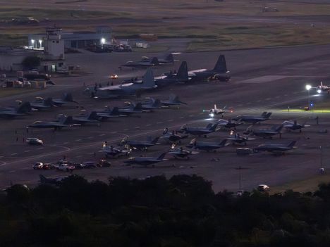 Yhdysvaltain F-22-, C-130- and F-35-koneita Roosevelt Roads -tukikohdassa iskujen jälkeen.