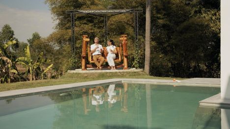 Bent ja Lallana viettävät mahdollisimman paljon aikaa talonsa pihamaalla.