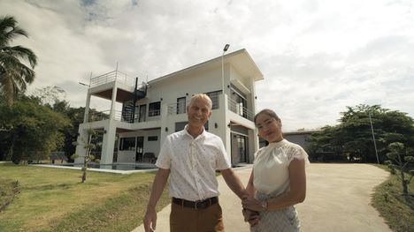 Pariskunta asuu hulppeassa talossa.