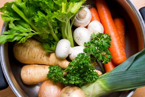 Loppuvuonna 2024 Suomessa voimaan tulleet kansalliset ravitsemussuositukset korostavat kasvisten, marjojen ja hedelmien merkitystä terveellisen ruokavalion perustana. Aikuisten päivittäinen tavoite on syödä 500-800 grammaa niitä.