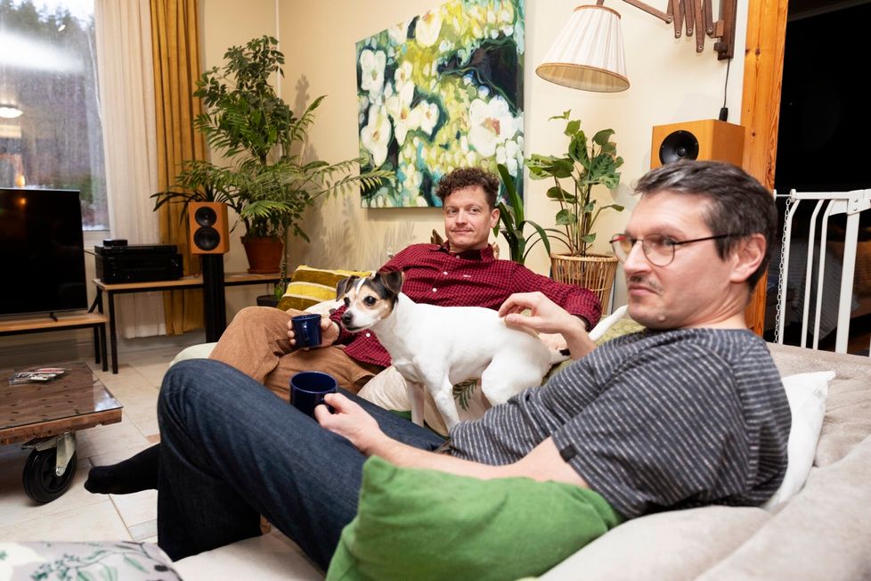 Luokkakaverit Jussi Konttinen ja Jouni Mitjonen tapasivat jälkimmäisen kotona Joensuun kupeessa. Seinällä roikkuu Mitjosen puolison maalaus. Sohvalla mukana tanskalais-ruotsalainen pihakoira Vilma.