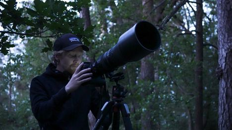 Konsta Punkka viihtyy metsässä. Ylen sarjassa seurataan, miten hän vangitsee ketut kuvaan.