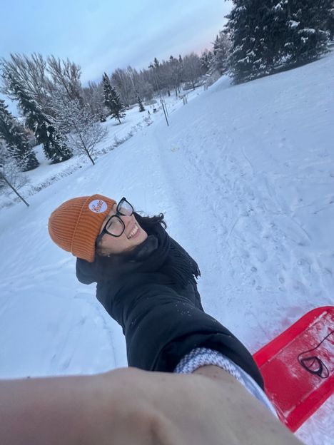 Lumen tultua Aisha pääsi riemuitsemaan pulkkamäkeen. Luisteleminen oli hänelle entuudestaan tuttua.