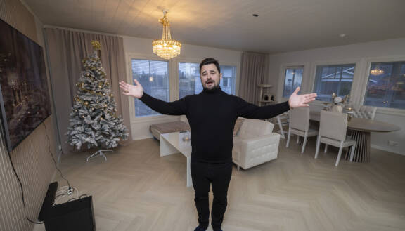 Amadeus Lundberg poseeraa Seiskalle kotonaan Nostavalla joulukuussa 2025.