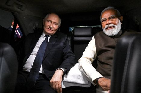 Venäjän presidentti Vladimir Putin ja Intian pääministeri Narendra Modi istuvat joulukuussa hymyssä suin vierekkäin Palamin lentotukikohdassa New Delhissä Intiassa.