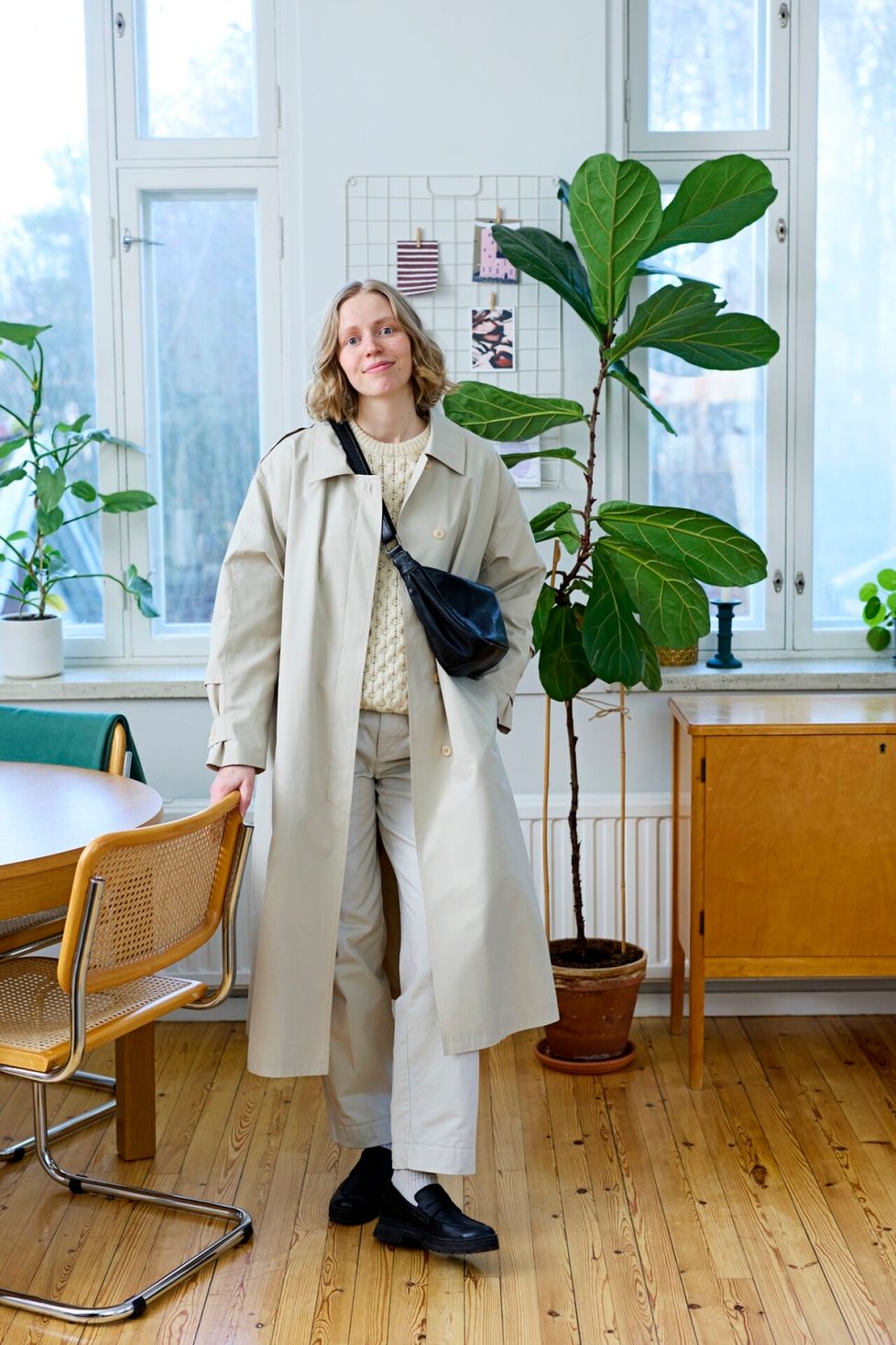 ”Yksivärinen asu on helppo mutta yllättävän tyylikäs. Mukavat housut ovat miesten puolelta ja palmikkoneule yksi upeimmista löydöistäni parin vuoden takaa.” Vaatteet on ostettu käytettynä yhteensä 80 eurolla, kengät ja laukku lahjoja.