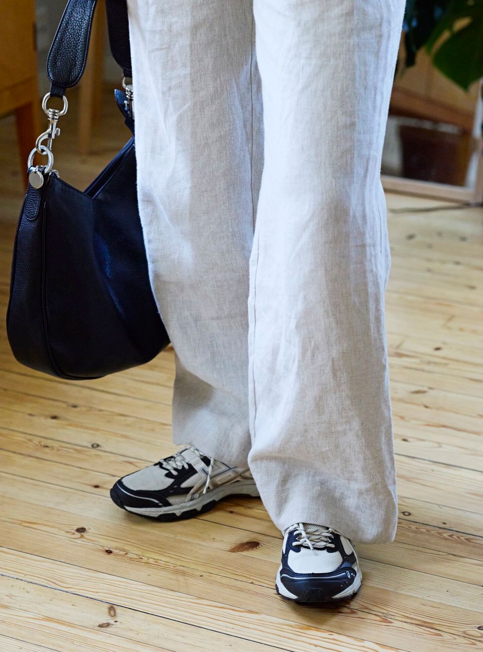 ”En halunnut samoja New Balancen lenkkareita, jotka on monella, joten päädyin Asicsin mukaviin menokenkiin.” Lenkkarit 109,95 €.