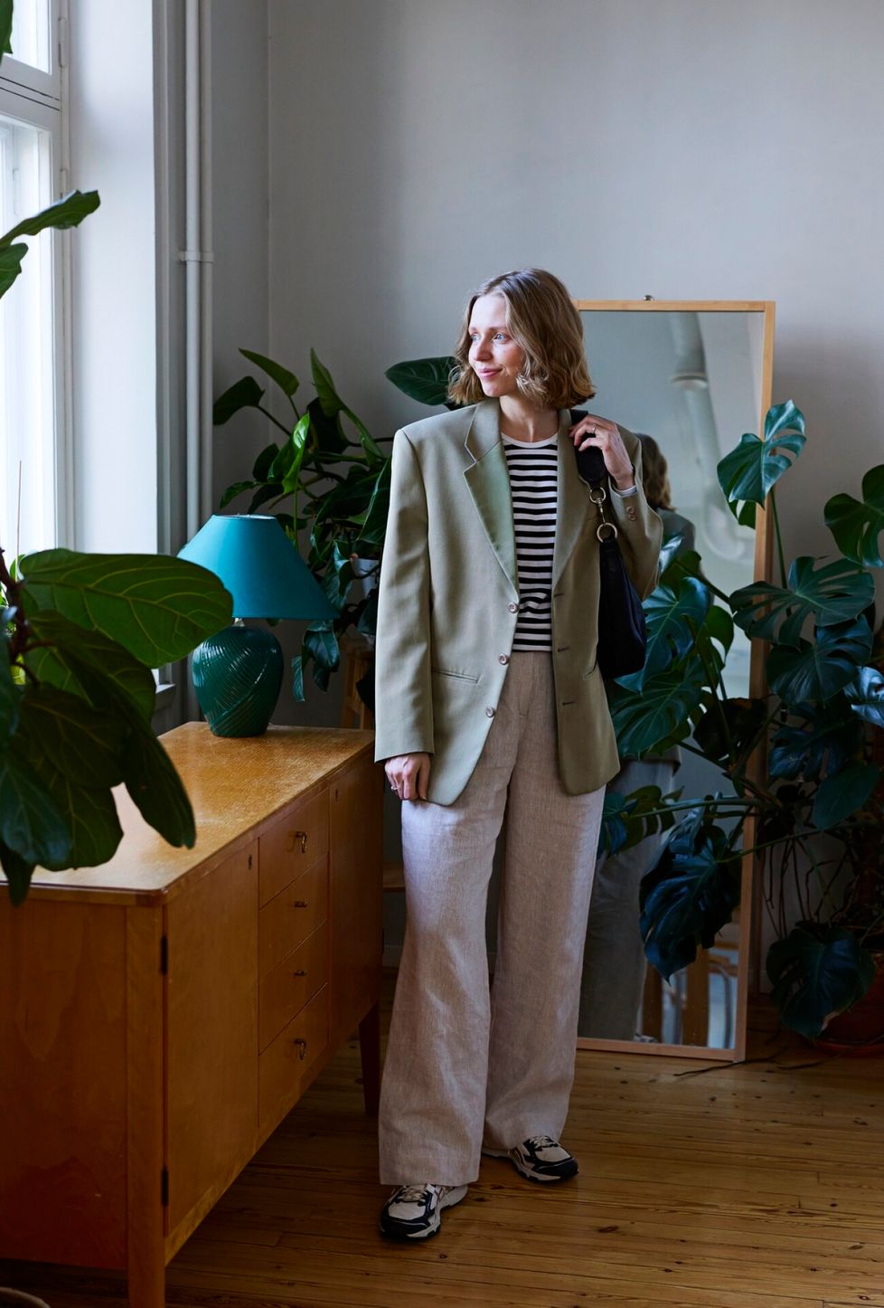 ”Turon vintage-bleiseri on osa voima-asuani, joka maksoi mätsäävien housujen kanssa 15 euroa. Marimekon raitapaidan sain vanhemmiltani lahjaksi kymmenen vuotta sitten. Myös suomalaisen Archetypen pellavahousut ovat lahja.” Käytettynä ostettu laukku 45 €.