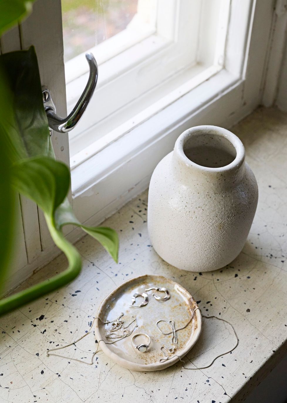 ”Omistan vain muutaman korun. Tässä ovat niistä kaikki kihla- ja vihkisormuksiani lukuun ottamatta. Hopeasormus oli pitkäaikainen haave, jonka löysin Ahvenanmaalta.” Korut 4– 25 €.