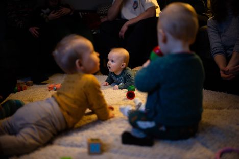 Alle 1-vuotiaat Onni (keskellä), Fanni ja Levi ihmettelemässä toisiaan Rantaman olohuoneen matolla.