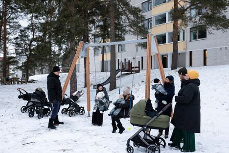 Johannes Nordström, Jonna Rantama (sylissä Fanni), Pinja Ojalainen (sylissä Onni), Marion Kwiatkowski (sylissä Levi), Jarrod Schafer ja Ida Herrgård asuvat kaikki Rudolfintiellä.