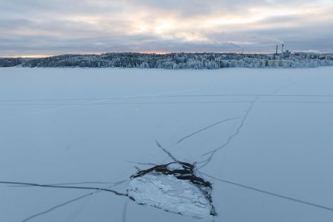 Näsijärven jäällä näkyi railo noin 800 metrin päässä rannasta.