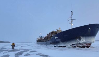 Saimaalla jäihin jumiin jäänyt iso rahtialus Nina liikkuu taas – on matkalla kohti Lappeenrantaa | Etelä-Karjala