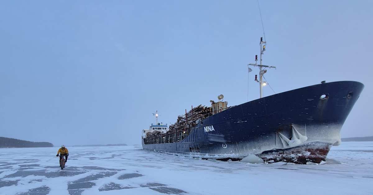 Saimaalla jäihin jumiin jäänyt iso rahtialus Nina liikkuu taas – on matkalla kohti Lappeenrantaa | Etelä-Karjala
