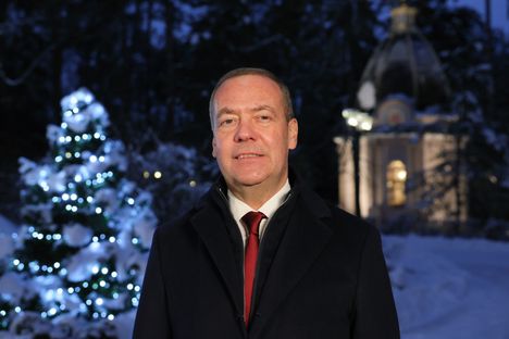 Dmitri Medvedev kuvattiin, kun hän piti uudenvuodenpuheen virka-asunnollaan Moskovan lähellä Gorkissa.