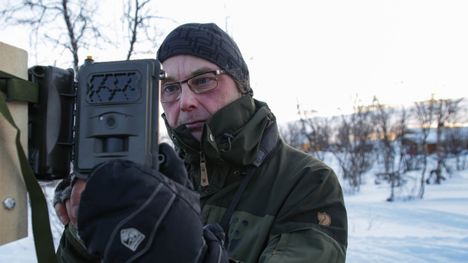 Petteri Tolvanen asentamassa kameraa maastossa.